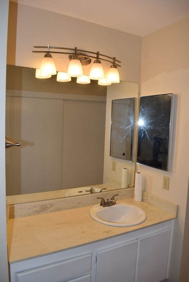 Building Photo - 3 Bedroom 2 Bath Single Story Home- Mesa V...
