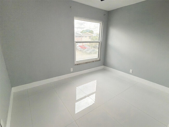 Building Photo - 320 Sunshine Dr