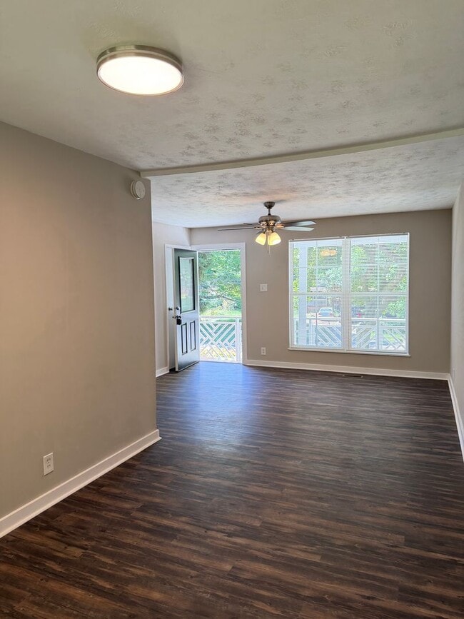 Building Photo - 3 Bedroom 2 Full Bath House