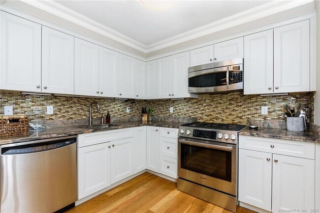 Building Photo - 109 Forest St