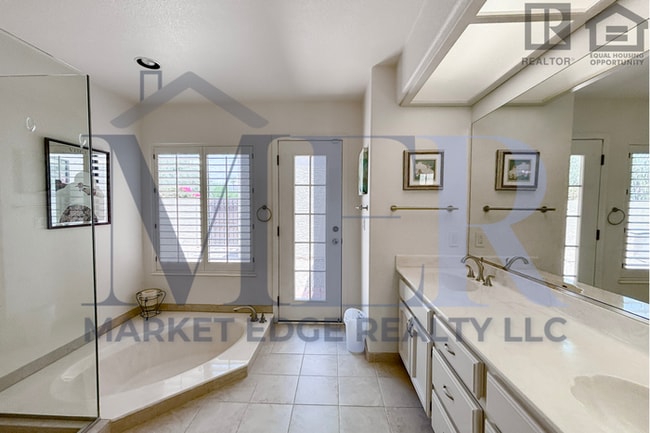Building Photo - 3Bed/2Bath Furnished Home w/Stunning Backy...