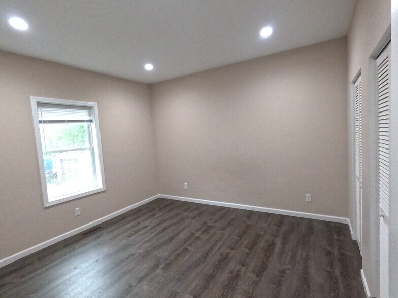 Building Photo - 563 Burritt St