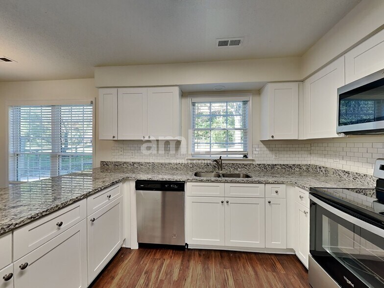 Building Photo - 5918 Highland Grove Dr