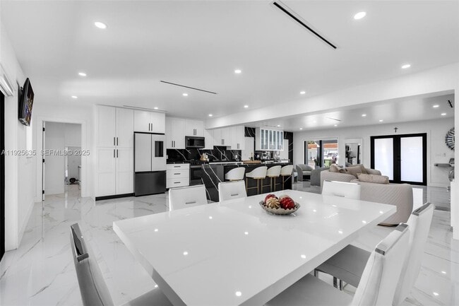 Building Photo - 864 W 69th Pl