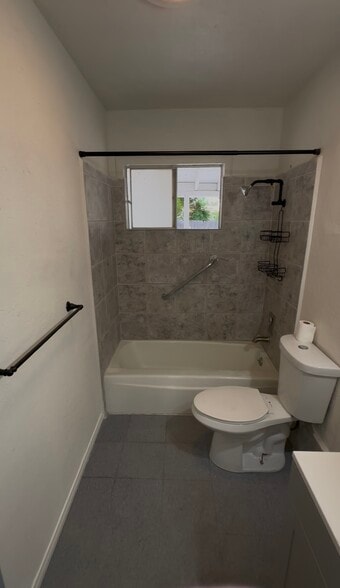 1st bathroom - 440 S Mistletoe Ave