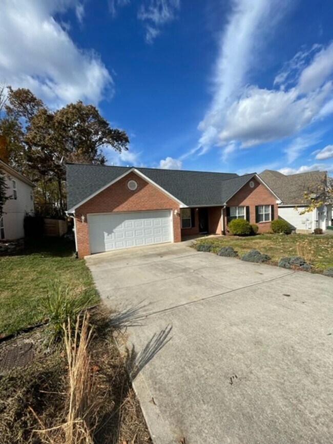 Building Photo - Hardin Valley Knoxville 37932 - 4 bedroom, 2 bath home - Call Ed Johnson 865-924-5045