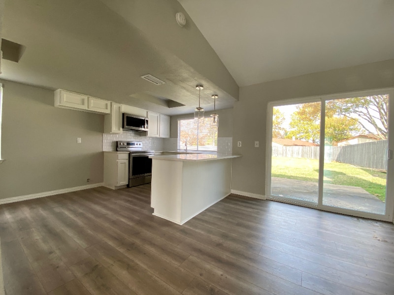 Building Photo - 2617 Charter Oak Dr