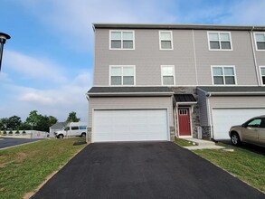 Building Photo - This end unit Temple townhouse