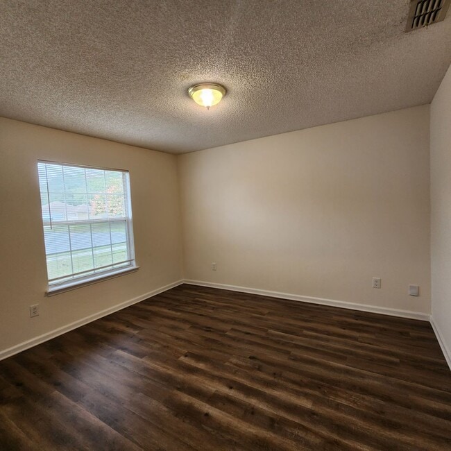 Building Photo - 3/2 Single Family