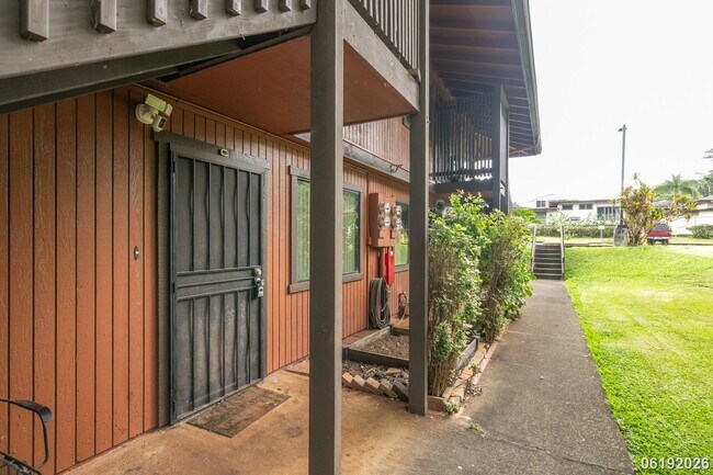 Building Photo - $2,800/ 2 Bed/ 1 Bath/ 2 Parking Hidden in the Heights - Your Private Green Escape on O'ahu