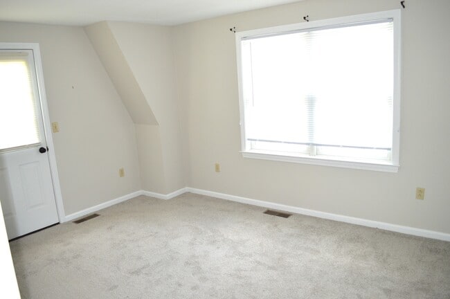 Building Photo - 1349 Farmington Ave