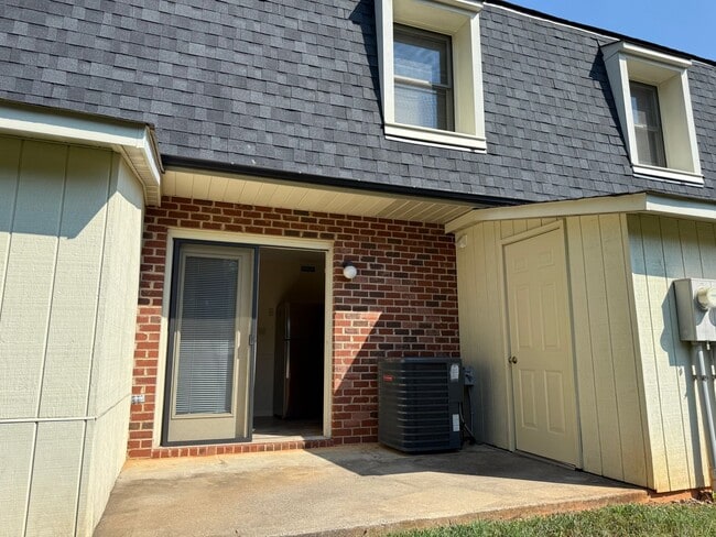 Building Photo - Charming & Private Townhouse in NW Hickory...