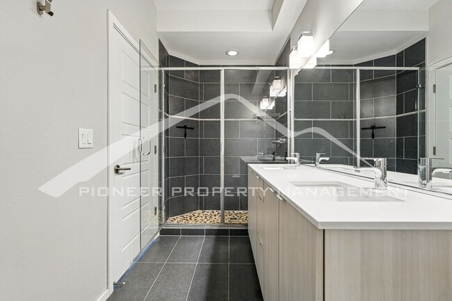Building Photo - Spacious Home with Washer/Dryer and Mountain Views