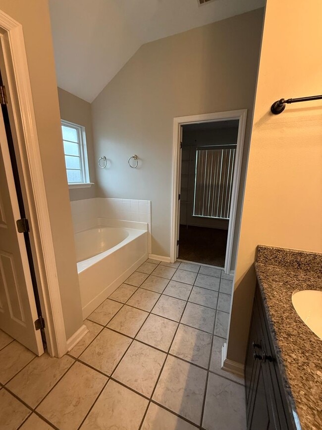 Building Photo - HOME FOR LEASE 4 BR 2 BATH RANCHSTYLE  SPLIT FLOOR PLAN AND OPEN  LARGE  FENCED BACKYARD  CONVENI...