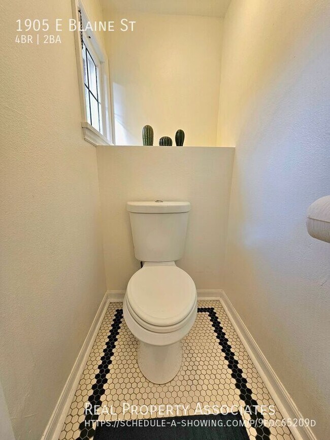 Building Photo - 1905 E Blaine St