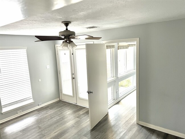 Building Photo - 800 Country Pl Dr