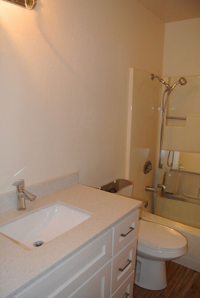 Building Photo - 2116 Manzanita Way