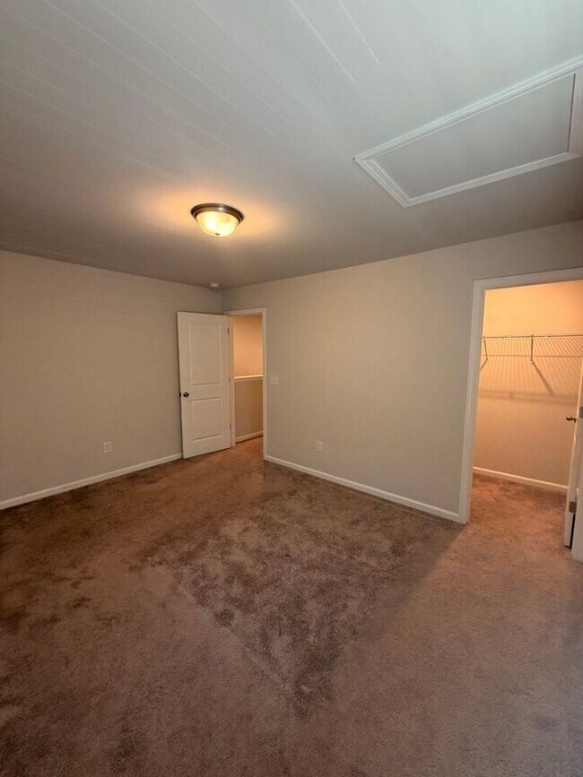 Building Photo - Like New 4 Bed, 2.5 Bath Townhome Available in Greenville