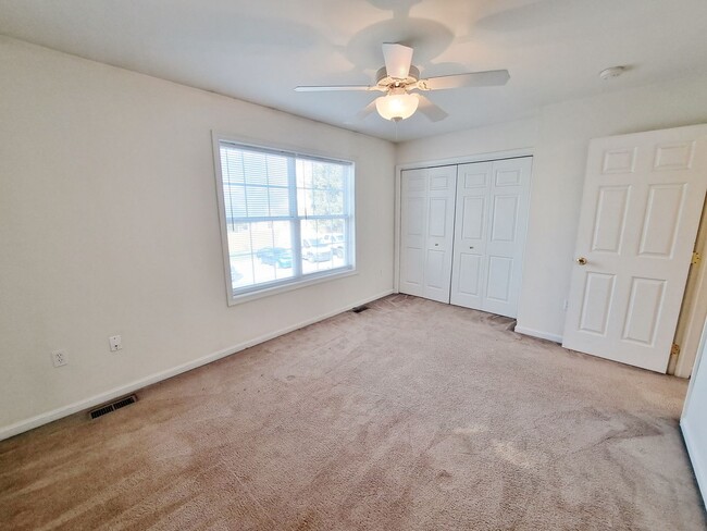 Building Photo - 2 Bed / 1-1/2 Bath Townhome