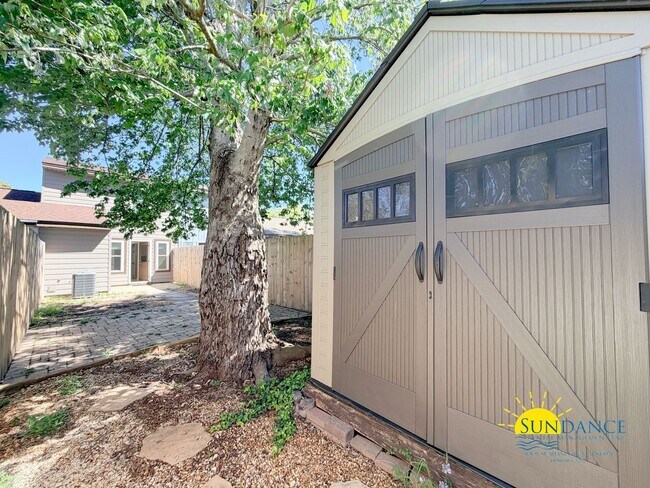 Building Photo - Charming 2BR townhome just steps from beautiful Cinco Bayou in Fort Walton Beach!