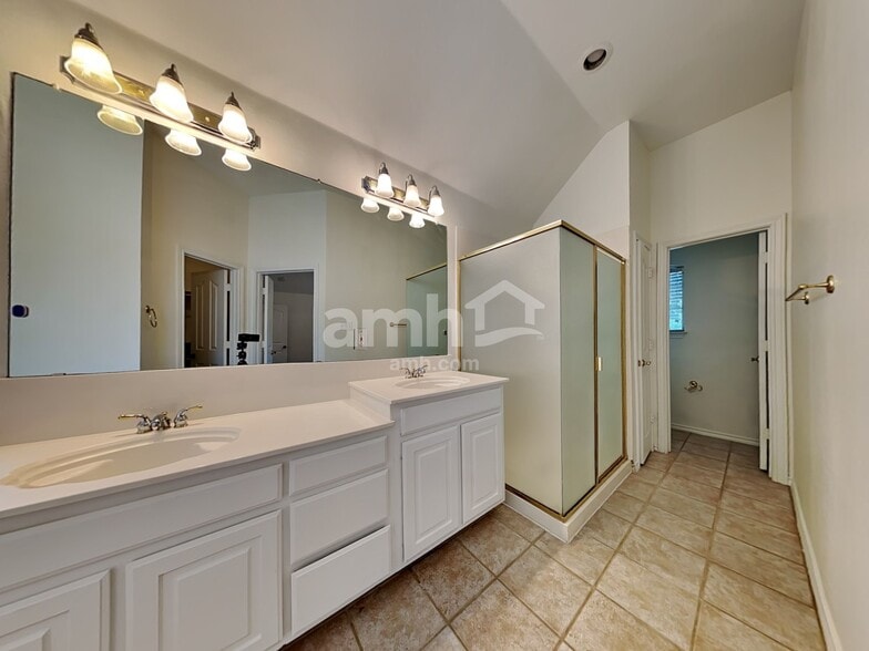 Building Photo - 6308 Fall River Dr