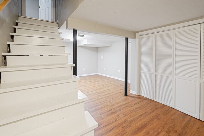 Building Photo - Modern, Cozy 2BR Home with Basement & Park...