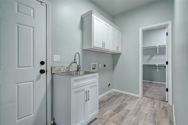 Building Photo - 2023 Westbury Dr