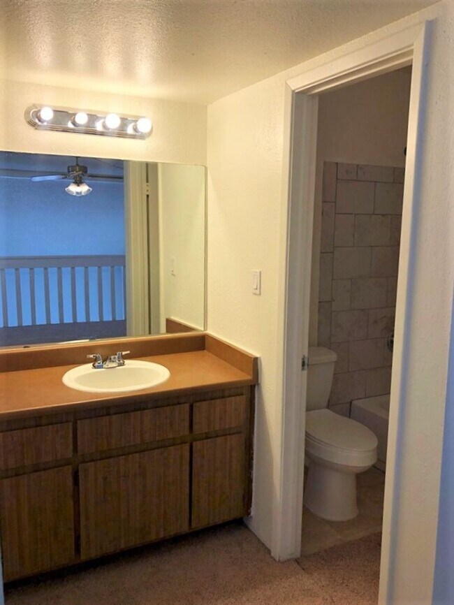 Building Photo - Loft Style Townhome