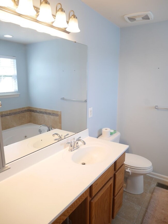 Building Photo - Stunning 5-Bedroom, 3.5-Bathroom Fully Furnished Home for Rent