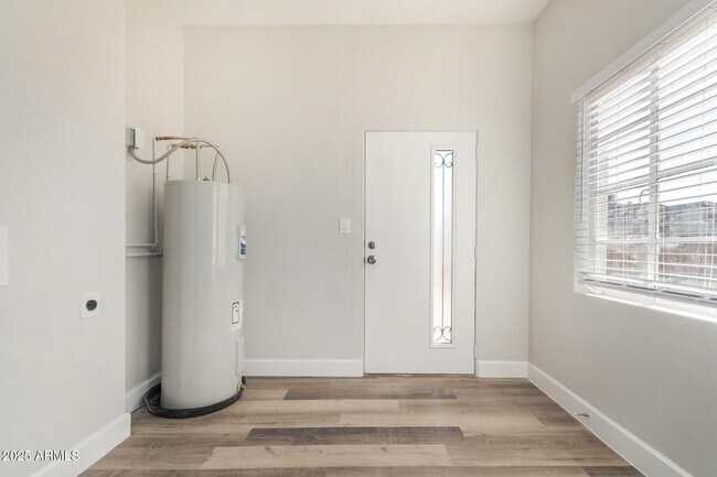 Building Photo - 423 E Crescent Ave