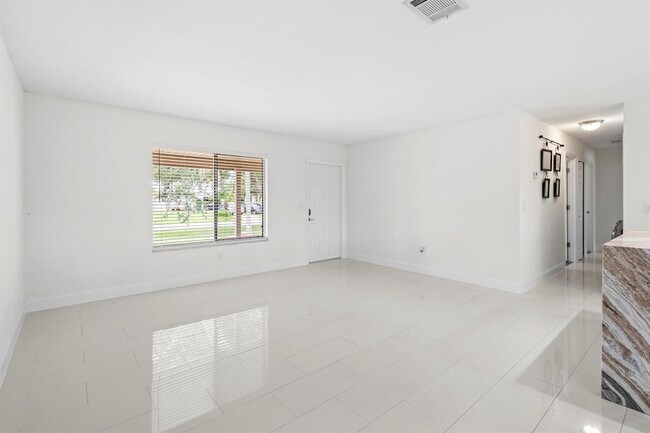 Building Photo - 766 SW Belmont Cir