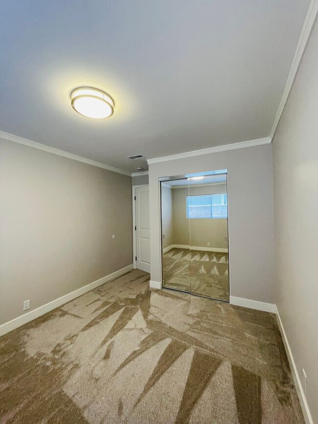 Building Photo - Amazing renovated 4 bedroom 2 full bath si...