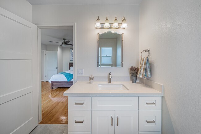 Building Photo - 549 N La Sena Ave