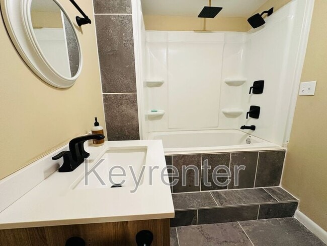 Building Photo - 918 W Forest Blvd