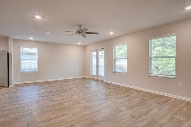 Building Photo - Lakeshore Preserve 3BR Home with Garage – Pet Friendly