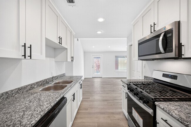 Building Photo - 13815 Bay Gardens Dr