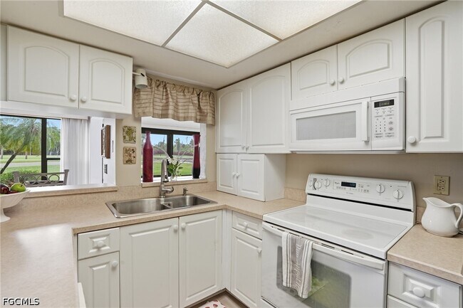 Building Photo - 5905 Trailwinds Dr