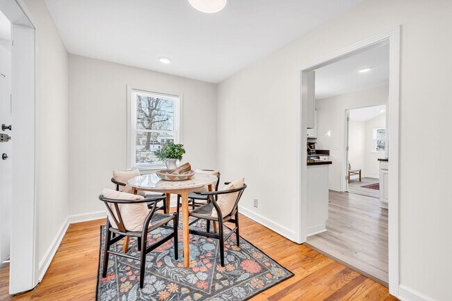 Building Photo - 3 Bed 2 Bath House w/Fenced Yard in East N...
