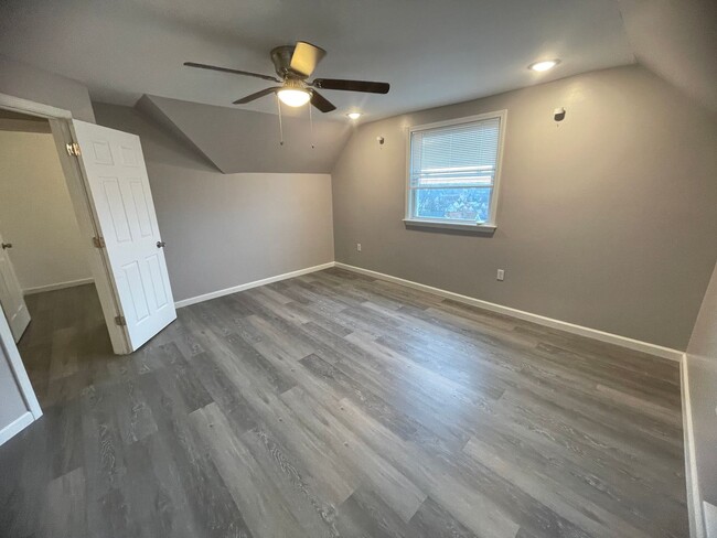 Building Photo - 2 bedroom Apartment in Mt Washington!