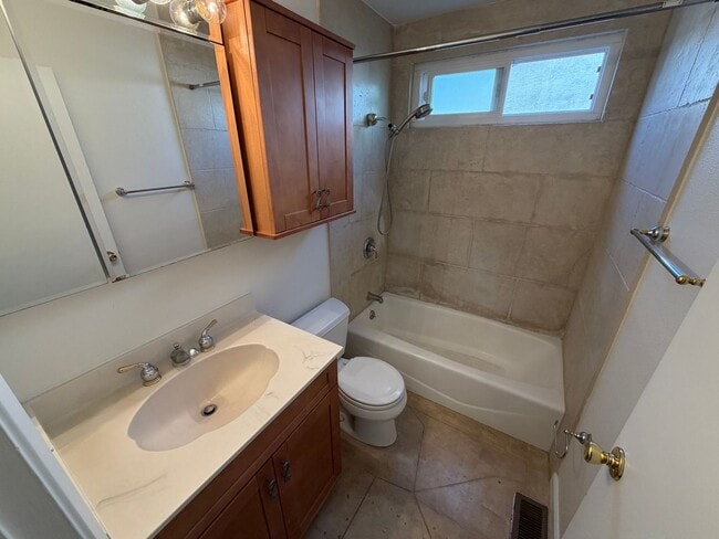 Building Photo - Livermore Single Story 3 bed / 2 bath, serene neighborhood, backyard,  Close to downtown, 580 and...