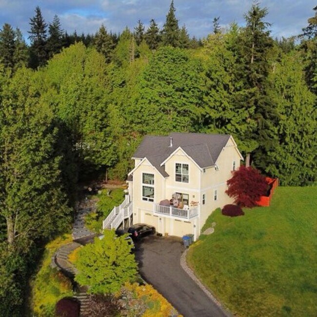 Building Photo - Light-Filled View Home with Vaulted Ceilings & Warm Wood Finishes