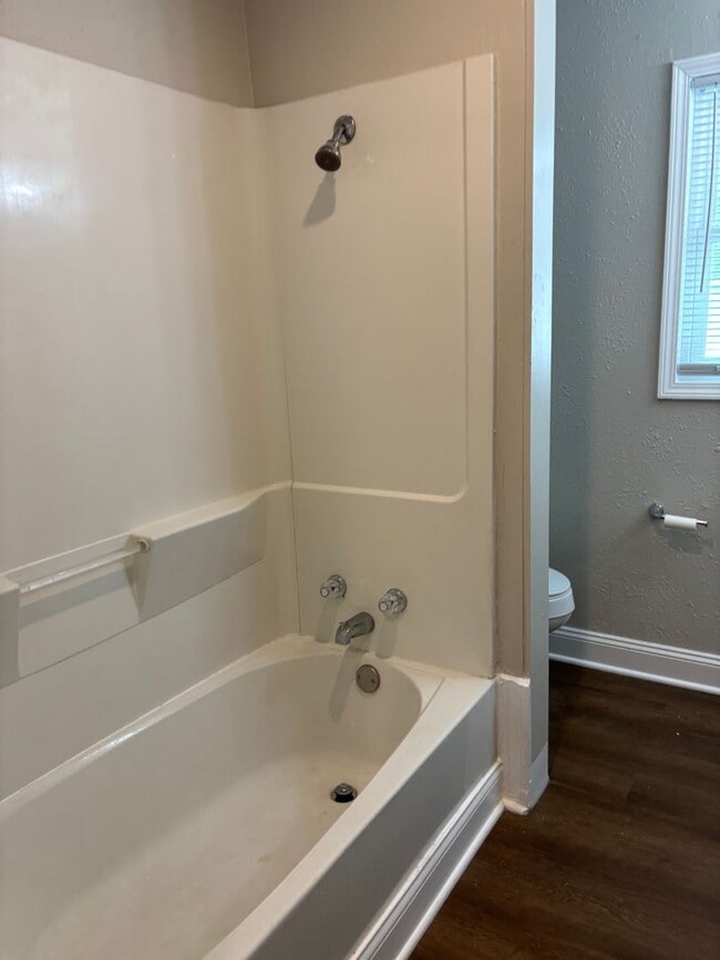 Building Photo - 3 Bed 1 Bath Remodeled House