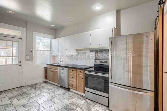 Building Photo - 460 S Lincoln St