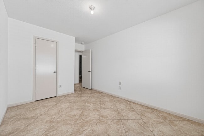 Building Photo - 11002 Bradford Way Dr