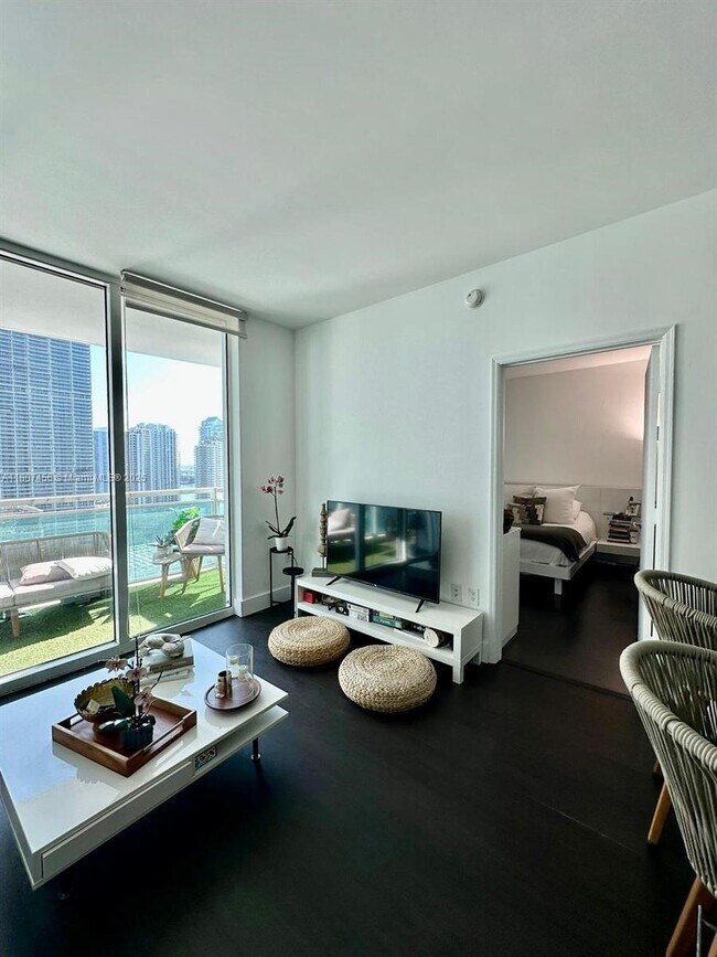 Building Photo - 950 Brickell Bay Dr