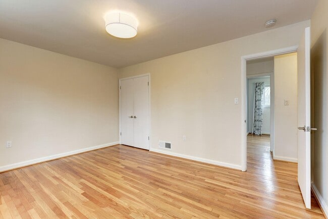Building Photo - 9718 Holmhurst Rd