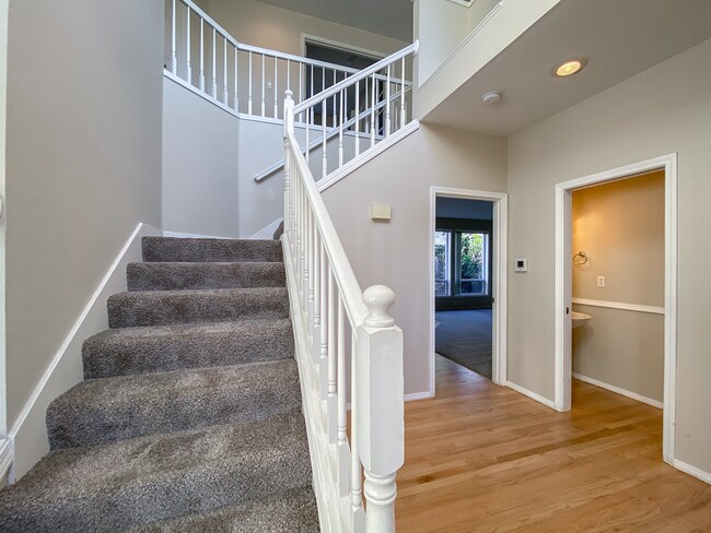 Building Photo - Stunning 4 Bed + 2.5 Bath House in Lake Oswego | Private Backyard, Open Floor Concept, Air Condit...