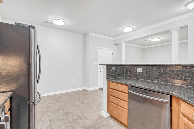Building Photo - Great 2 Bedroom; 2 Bathroom condo in Manas...