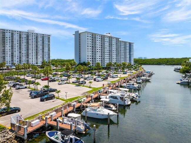 Building Photo - 400 Kings Point Dr