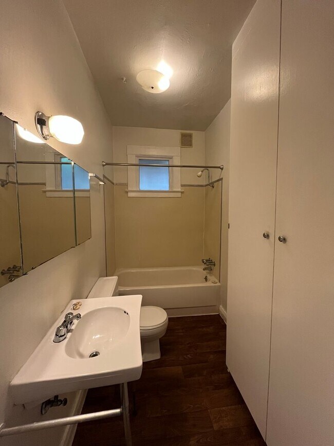Building Photo - One Bedroom Close to Downtown and WWU